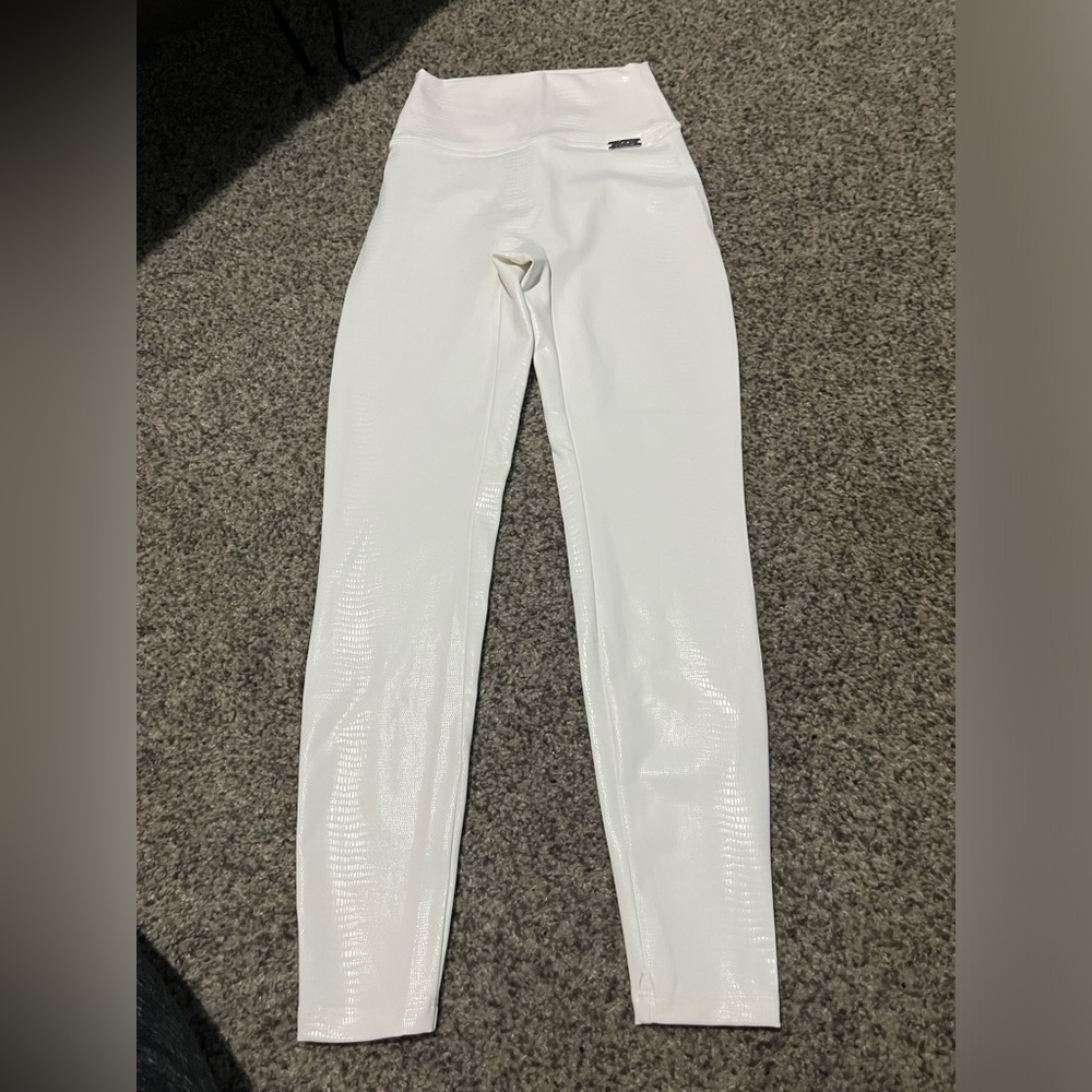 NWOT Bombshell Shine Leggings